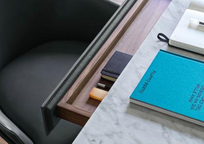 Design-Schreibtisch Jim mit Platte aus Carrara-Marmor und mit Leder bezogener Rückwand - BertO