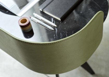 Design-Schreibtisch Jim mit Platte aus Marquina-Marmor und mit Leder bezogener Rückwand - BertO