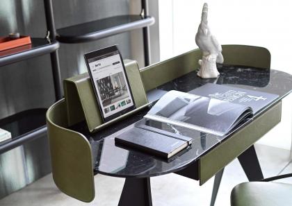 Design-Schreibtisch Jim mit Platte aus Marquina-Marmor und mit grünem Flower-Leder bezogener Rückwand - BertO
