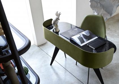 Design-Schreibtisch Jim mit Platte aus Carrara-Marmor und mit Leder bezogener Rückwand - BertO