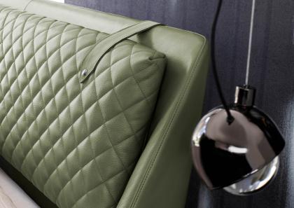 Detailansicht Kissen des gesteppten Kopfteils modernes Luxus-Doppelbett Chelsea aus Leder - BertO