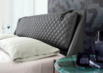 Detailansicht gestepptes Kopfteil modernes Luxus-Doppelbett Chelsea aus Leder - BertO 