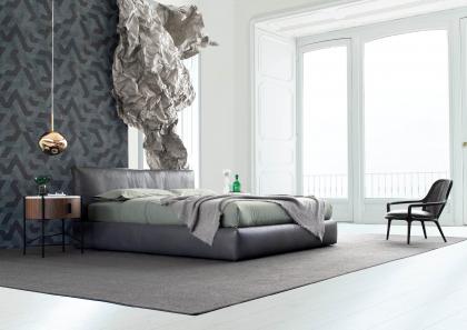Seitenansicht des Doppelbetts Soho aus grauem Leder - BertO