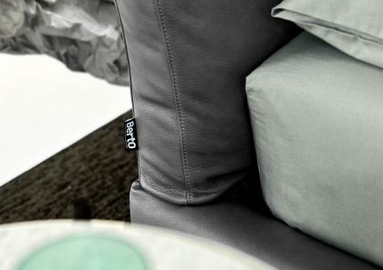 BertO-Etikett Detailansicht vom Kopfteil des Doppelbetts Soho aus grauem Leder - BertO