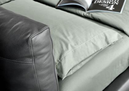 Doppelbett Soho aus grauem Leder mit Baumwolllaken-Set Yoko aus grüner Baumwolle - BertO