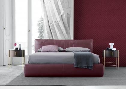 Doppelbett Soho aus bordeauxfarbenem Leder Martin mit Nachttisch Roi - BertO
