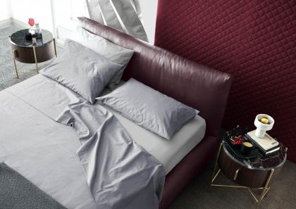 Doppelbett Soho aus bordeauxfarbenem Leder mit Bettlaken-Set Yoko - BertO