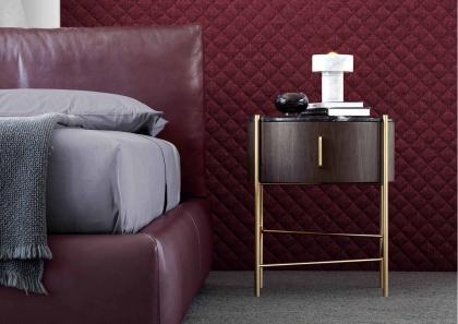 Doppelbett Soho aus bordeauxfarbenem Leder passend zum Nachttisch Roi - BertO