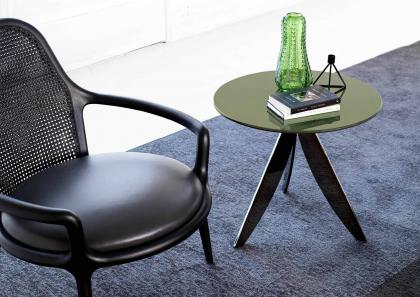 Schwarzer Design-Sessel Patti mit grün lackiertem Circus-Couchtisch - BertO