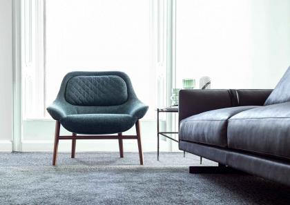 Hanna blauwe fauteuil met structuur in canaletto walnoot - BertO