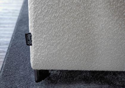 Detail des Fußes des modularen Sofas Tommy - BertO