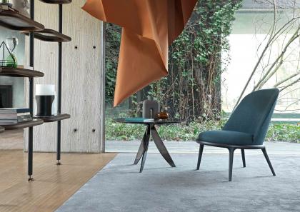 Wohnzimmer mit Sessel aus Holz und Stoff Kim - BertO