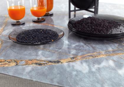 Stiv-Tisch mit tiefgrauer Marmorplatte	