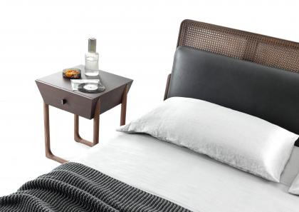 Design-Nachttisch Serenas neben dem Bett mit einem Kopfteil aus Wiener Geflecht East Side - BertO