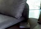 ArmLehne des moderne Sofas Iggy aus Leder - BertO