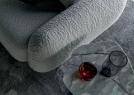 Couchtisch Passenger aus Deep Grey Mamor neben  Iggy Stoffsofa | BertO