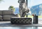 Capitonné-Pouf aus Leder in Slate Lust-Farbe vor dem Iggy-Sofa - BertO