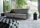 Modularsofa Iggy neben dem Passenger Couchtisch und dem Capitonné-Pouf - BertO