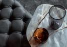 Capitonné-Pouf aus Leder in Slate Lust-Farbe neben dem Passenger Couchtisch - BertO
