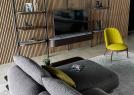 Bücherregal mit TV-Element IAN neben dem Sofa IGGY - BertO