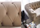 Chester-Sofa mit modernen Ausmaßen, das nach traditionellen Methoden im BertO Polsterer-Atelier realisiert wird