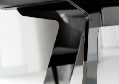 Basis aus schwarzverchromtem Stahl mit Schutzkappen - Tisch Ring BertO 1