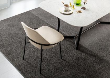 Design Stuhl Jackie kombiniert mit CJ Tisch mit Carrara Marmorplatte - BertO Salotti
