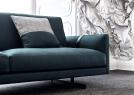 Das Sofa Dee Dee hat eine Polsterung aus Polyurethanschaum unterschiedlicher Dichte mit einem gesteppten Bezug