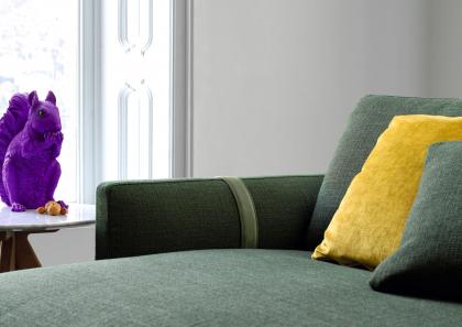Das tiefe Sofa in Kombination mit dem Circus-Couchtisch in Carrara-Marmor aus der BertO-Kollektion