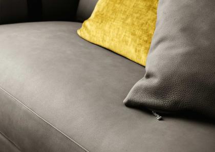 Detail des feinen grauen Douglas-Leders, mit dem Sofa mit runder Chaiselongue Dee Dee bezogen ist - BertO