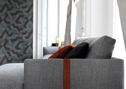 Detail des Nabuk-Ledergürtels des Stoffsofas Dee Dee: Exklusives Detail der Kollektion - BertO