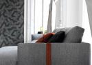 Detail des Nabuk-Ledergürtels des Stoffsofas Dee Dee: Exklusives Detail der Kollektion - BertO